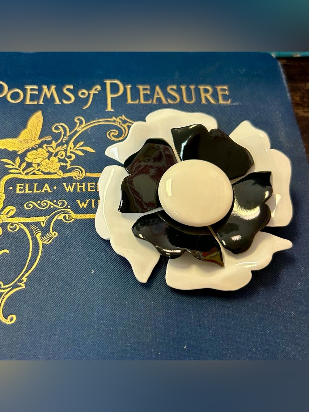 St. John Black White Enamel Flower Brooch Vintage - Picture 7 of 9